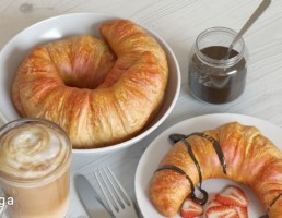 میز صبحانه (کرسانت + شیر موز)