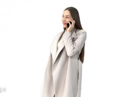 پرسوناژ کاراکتر زن جوان در لباس زمستانی با تلفن صحبت می کند
