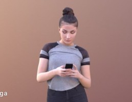 کاراکتر دختر در حال استفاده از گوشی