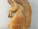 مجسمه سر اسب حکاکی شده با چوب