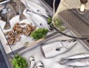 ماهی و غذاهای دریایی روی میز فروشگاه