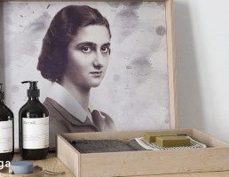تابلو نقاشی + وسایل آرایشی بهداشتی